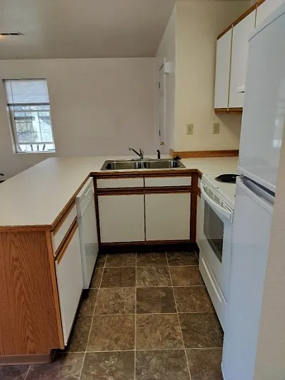 Desert Manor Apartments — Photo 2