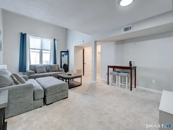 11 Concorde Way #B2, Windsor Locks, CT 06096