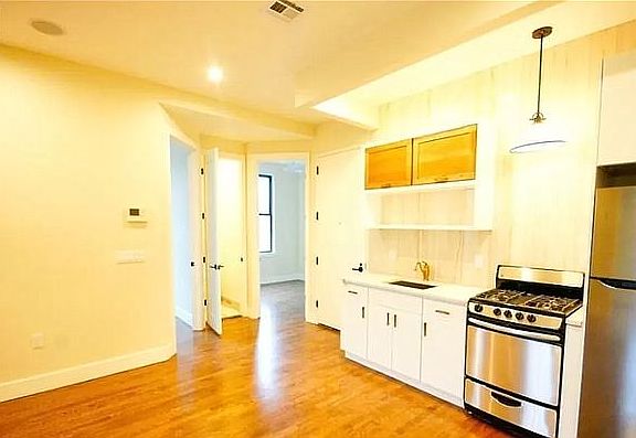 2nd image of 565 Evergreen Ave #2FR