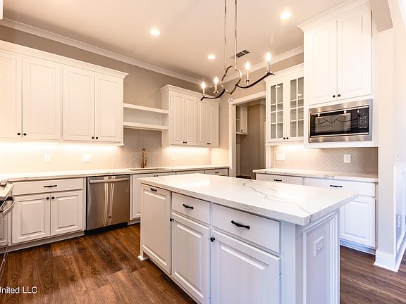 3rd image of 829 Glenwild Cir