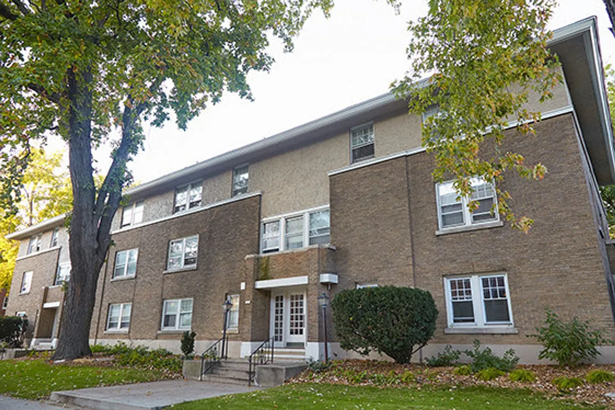 Building Photo - 2114 E Woodstock Pl
