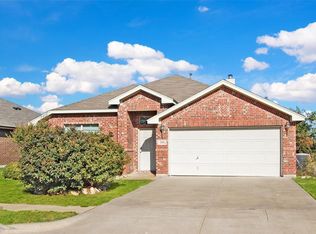 225 Spring Hollow Dr, Saginaw, TX 76131