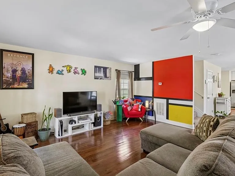 744 Garibaldi St SW — Photo 2