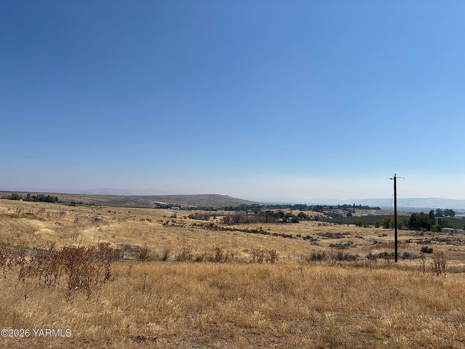 2nd image of 920 Camelot Way