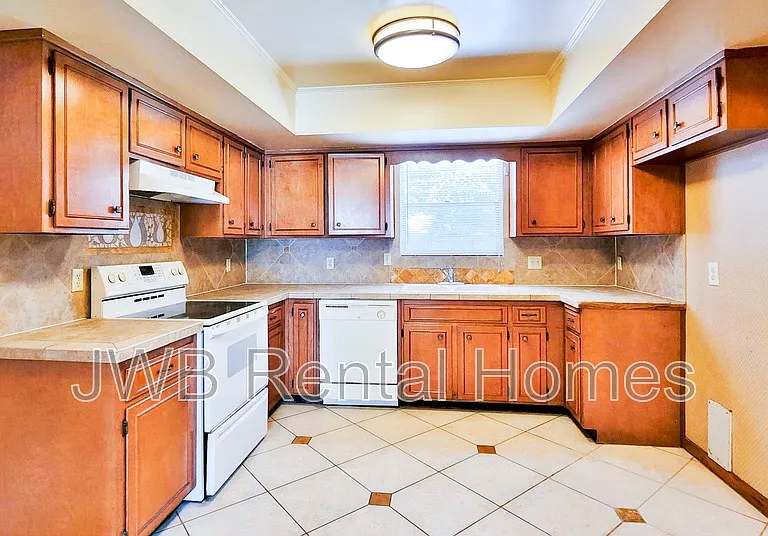 4863 Latimer Rd S — Photo 2