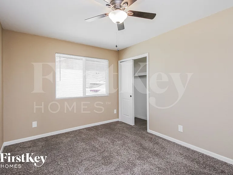 4716 S Kenwood Ln — Photo 13