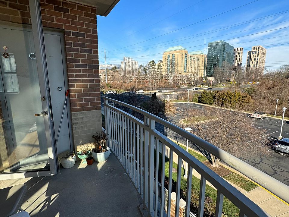 Balcony both towncenter and fountain view