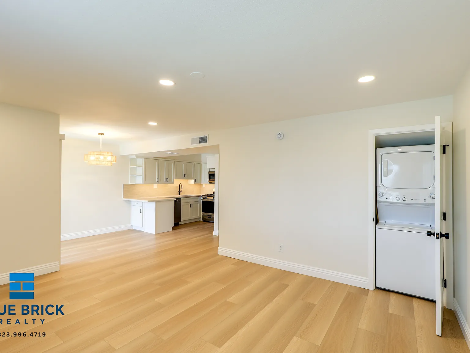 Spacious 2BR Townhouse Style Residence with Private Balcony & Central AC — Photo 2