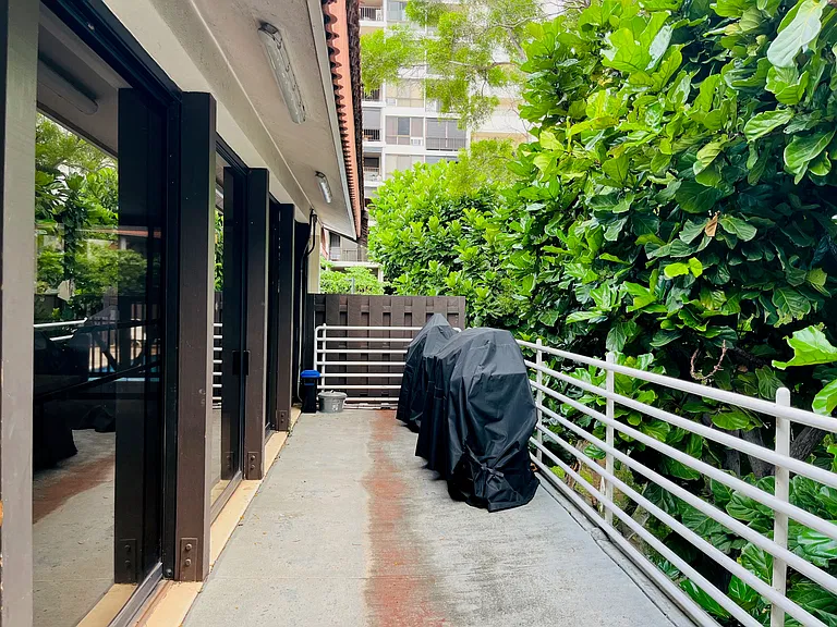 Waialae Ave — Photo 16