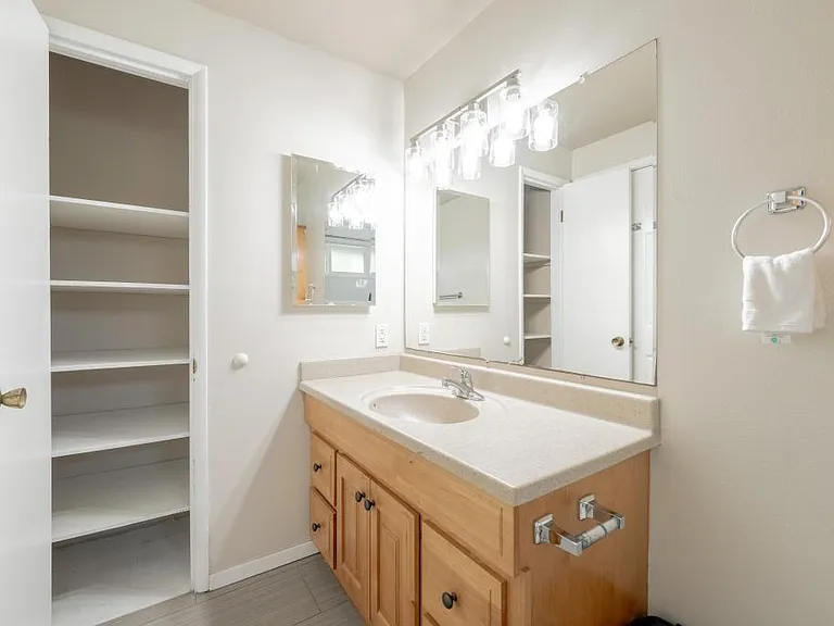 Full bathroom w/ plenty of storage