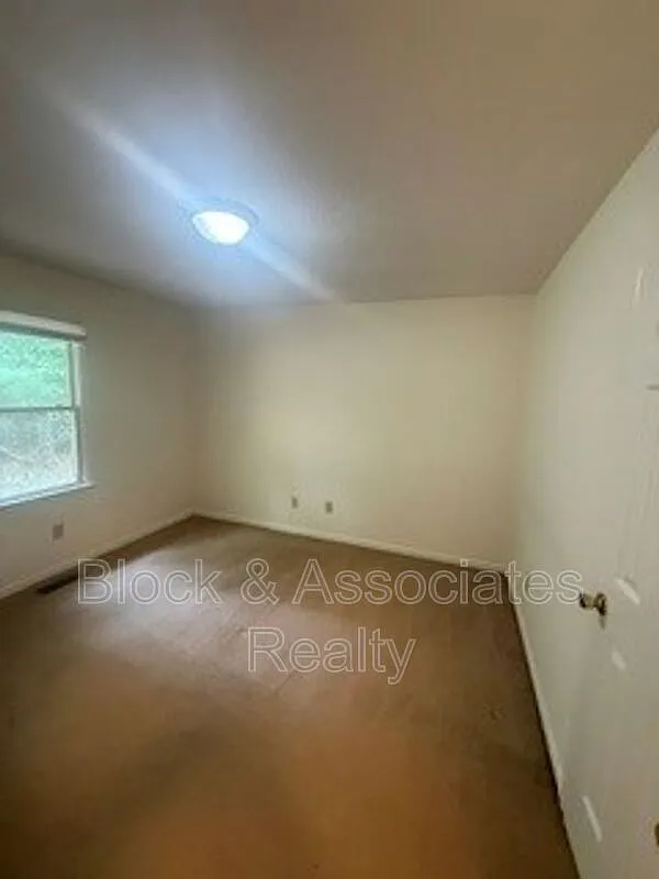 2 bed, 1.0 bath, $1,095 — Photo 4