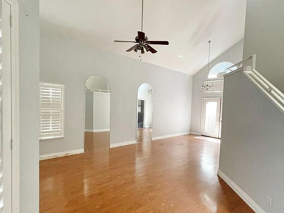 5th image of 818 Oak Creek Dr