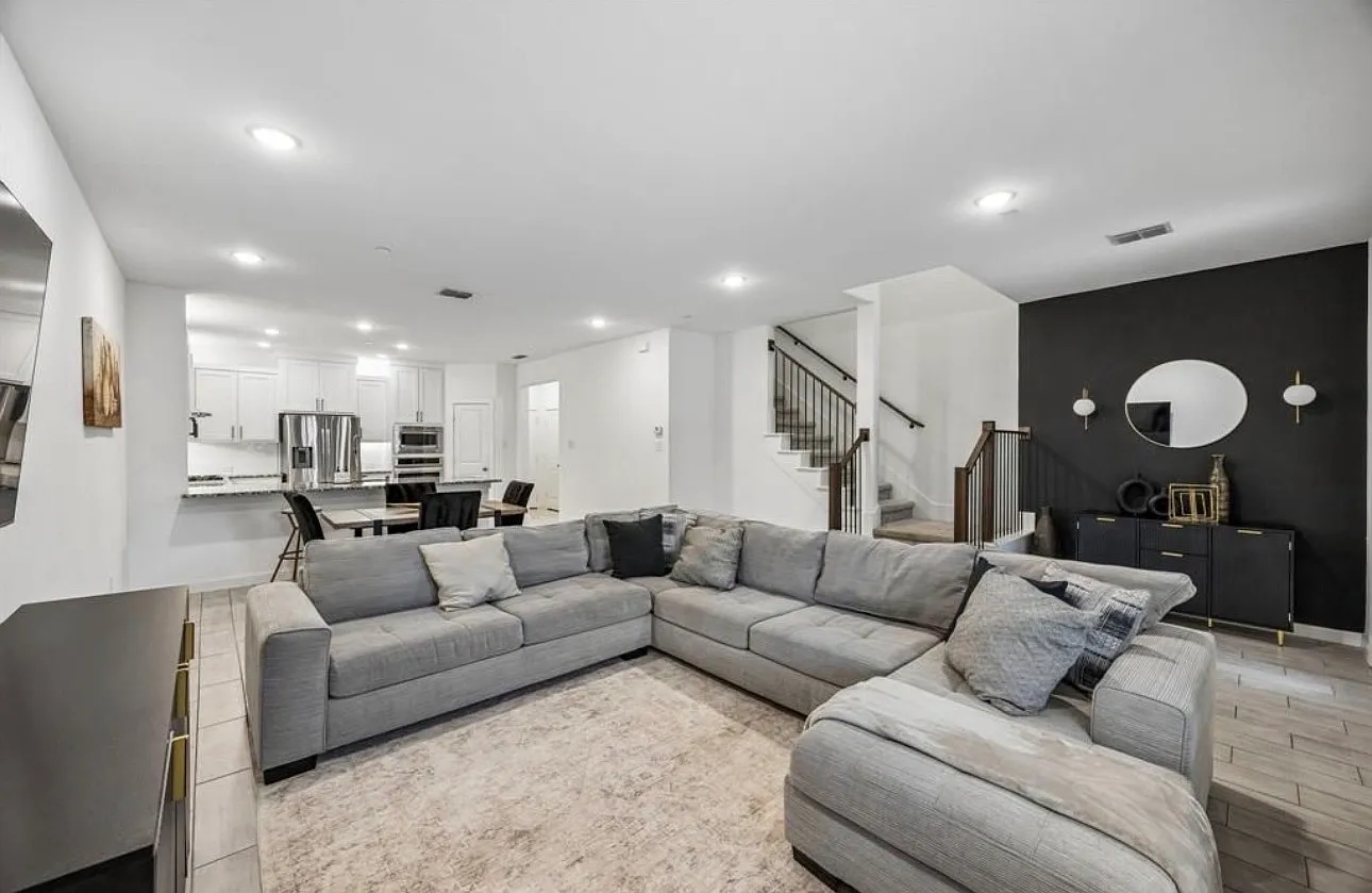 3 bed, 2009 sqft, $2,895 — Photo 3