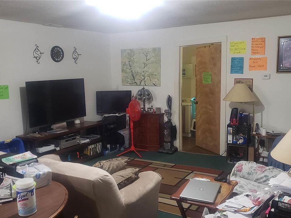 2nd image of 901 N Mapleshade Rd