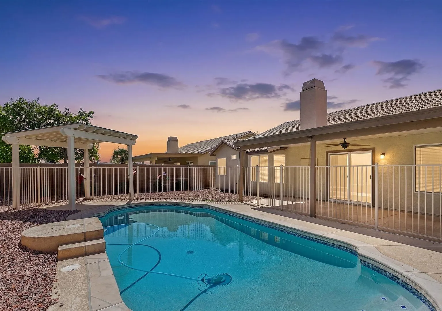 4 Bedrooms, 2 Bathroom, With A Pool, Newer Ac, Modern Kitchen And No Hoa, This Is A Must See! Ava... — Photo 2