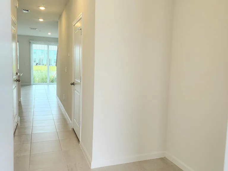 629 Salisbury Cir — Photo 2