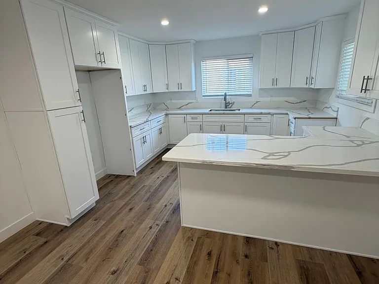 Van Ness Apartments — Photo 27
