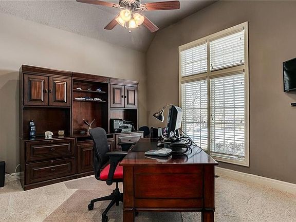 4th image of 1101 SW Coachlight Dr