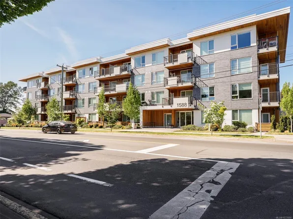 1588 N Dairy Rd #404, Victoria, BC V8T 3J4