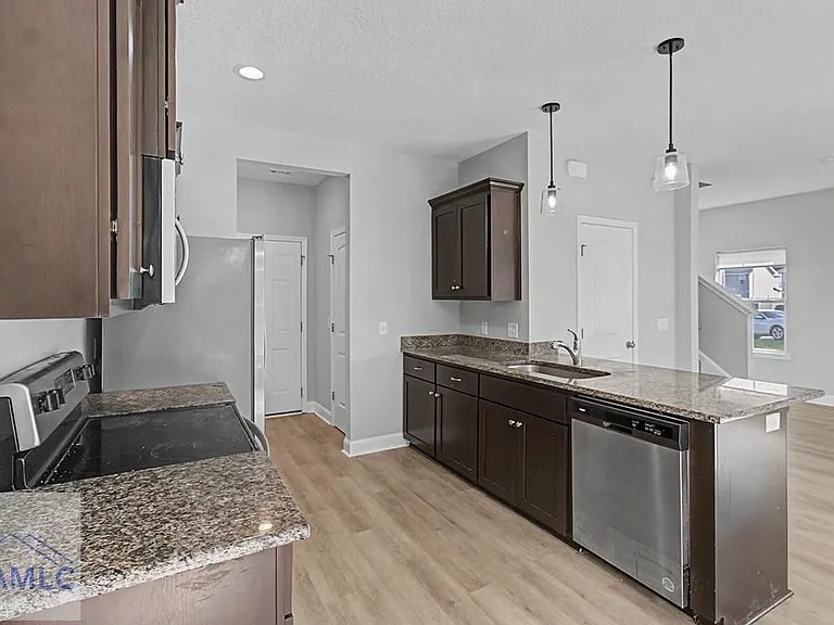 547 Fairview Cir — Photo 6