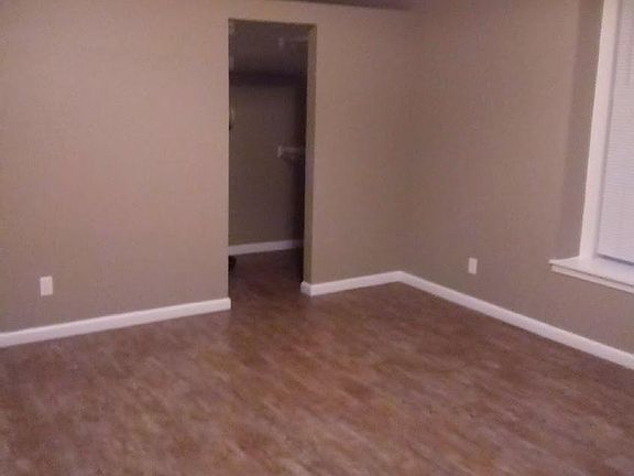 2nd image of 211-4242 Lindell Blvd #211