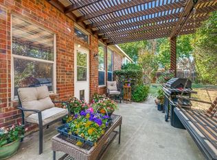 901 Slaughter Ln, Euless, TX 76040