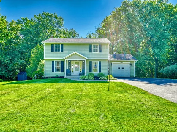 1430 Willowdale Dr, Macedon, NY 14502