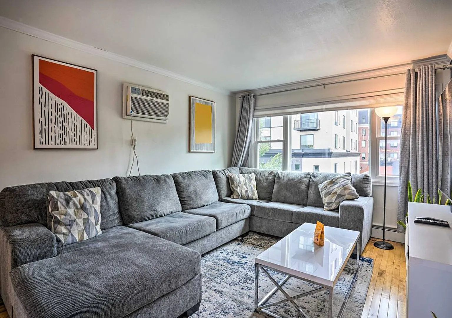 Prime Uptown Living: Walk to Lakes and Trendy Restaurants! — Photo 4