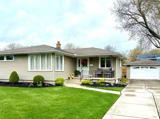 44 Park Forest Dr, Williamsville, NY 14221