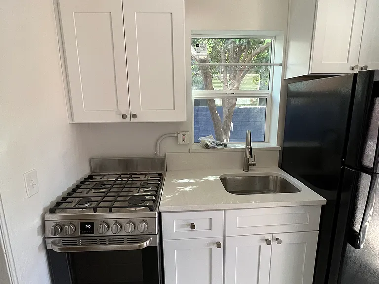 430 E 6th St #1 — Photo 7