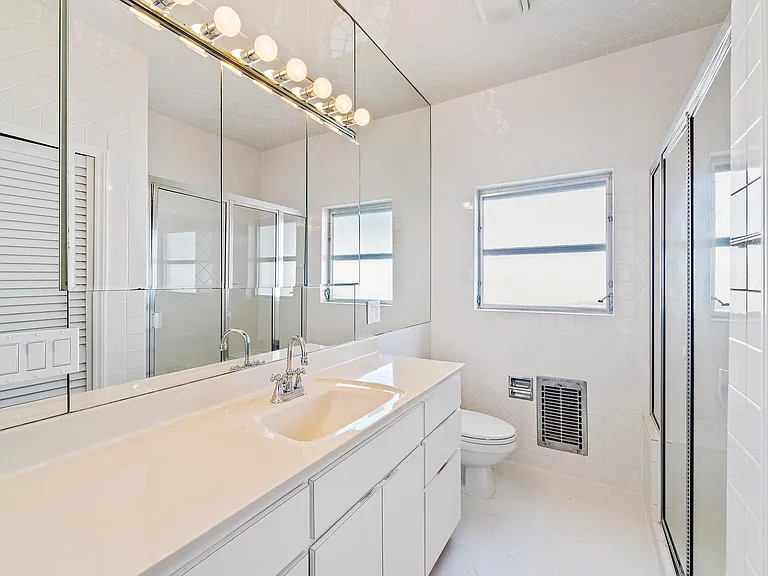 210 Russlyn Dr — Photo 16