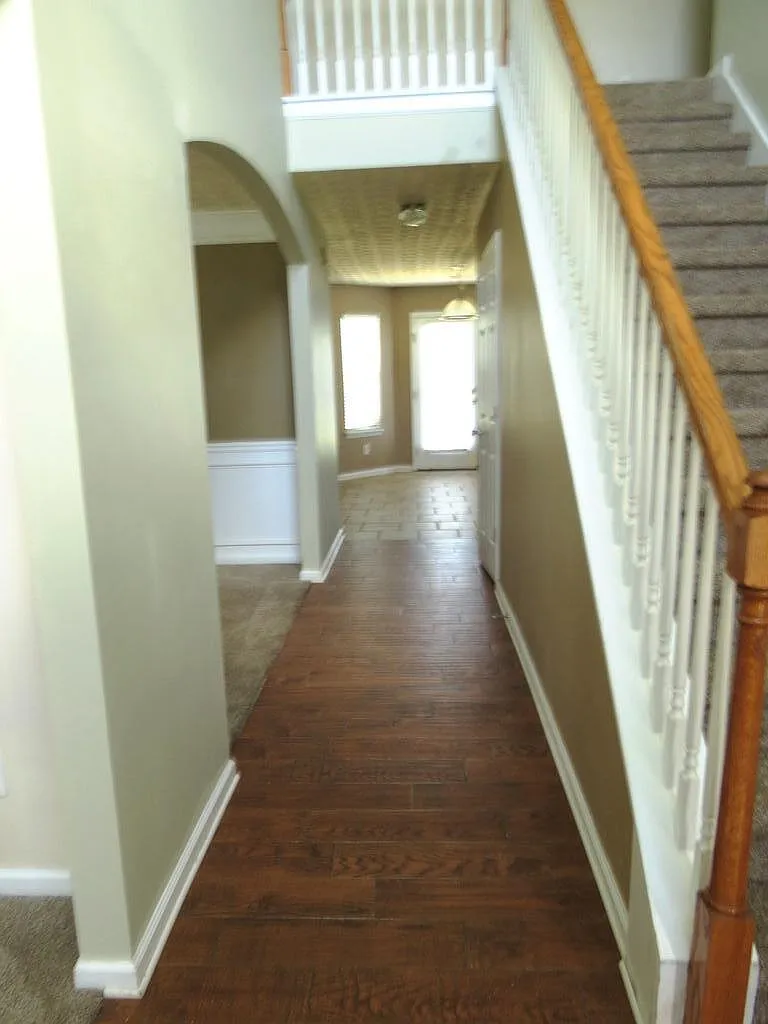 3 bed, 2.5 bath, 2208 sqft, $1,700 — Photo 2