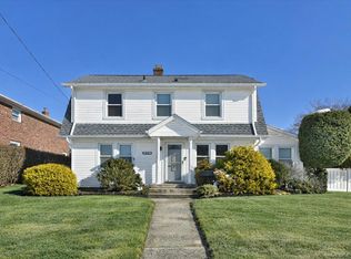 458 Pennsylvania Avenue, Williston Park, NY 11596