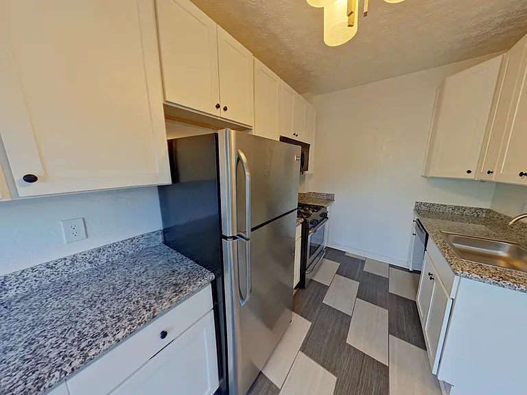 2-11868 W Clifton Blvd — Photo 5