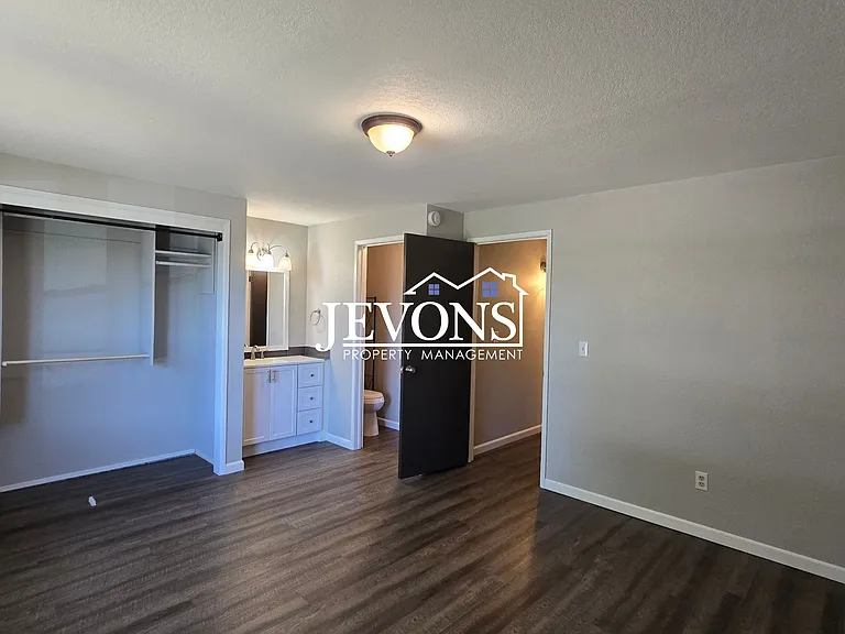 803 S 68th Ave — Photo 5