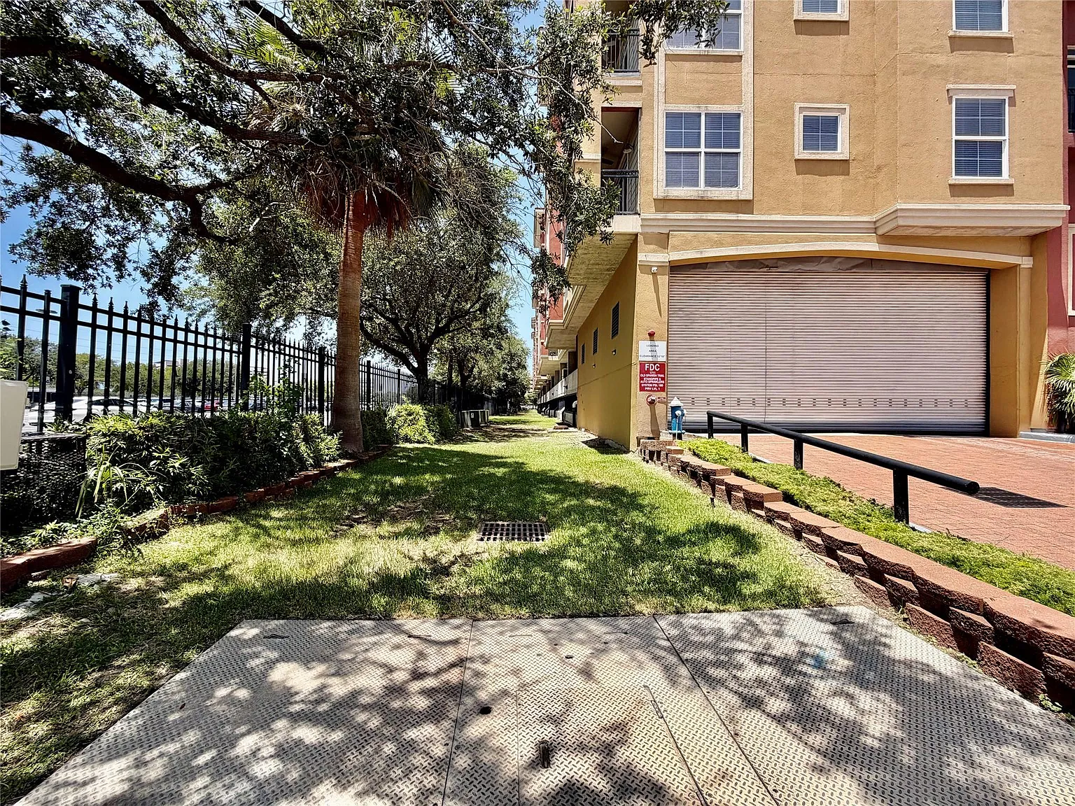2 bed, 2.0 bath, 1233 sqft, $2,000 — Photo 3