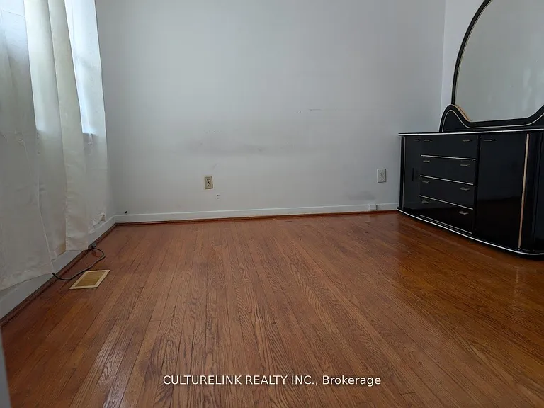 998 Willowdale Ave #MAIN FLOOR — Photo 7