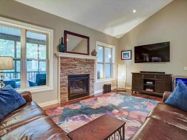 704 Smithland Lane, Cottage Grove, WI 53527