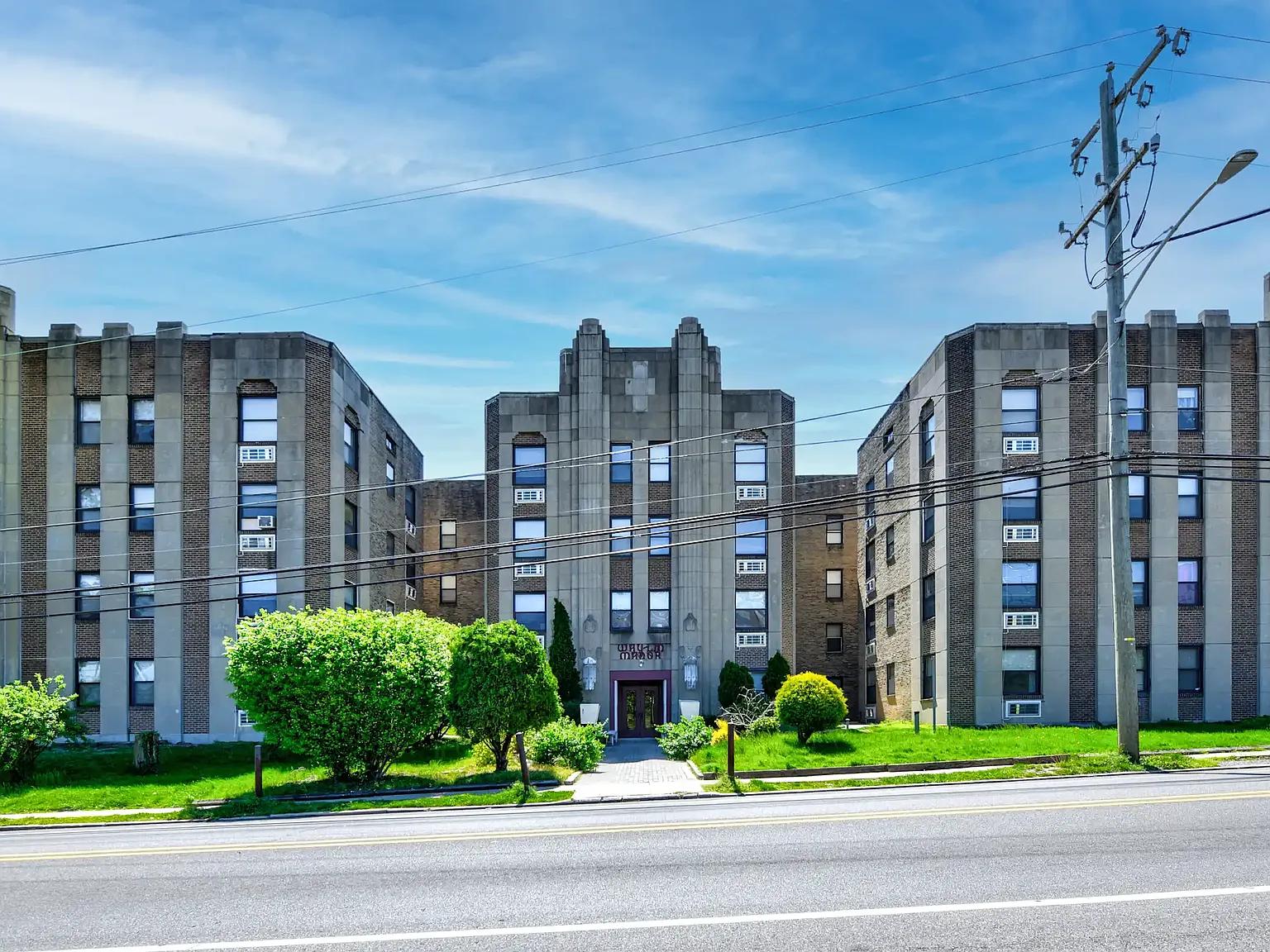 Waylin Manor Apartments — Photo 2