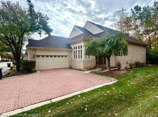 38153 S Vista Dr, Livonia, MI 48152