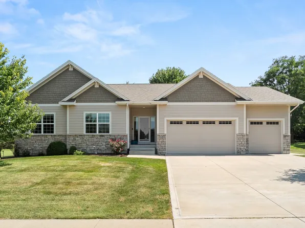 1689 NW 124th St, Clive, IA 50325