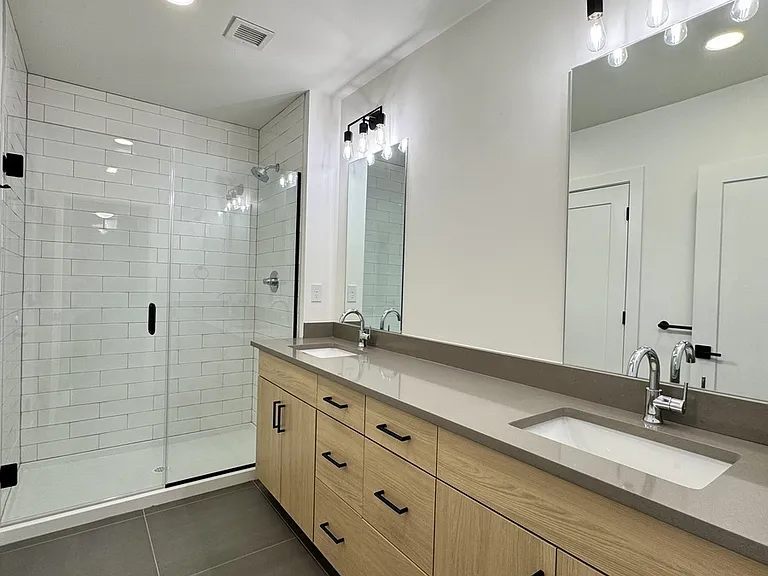 2913 N Oak Trafficway #2935 — Photo 14