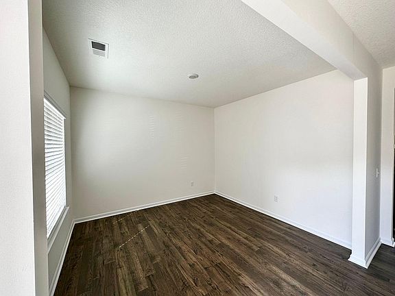 4th image of 2752 Minuteman Ln