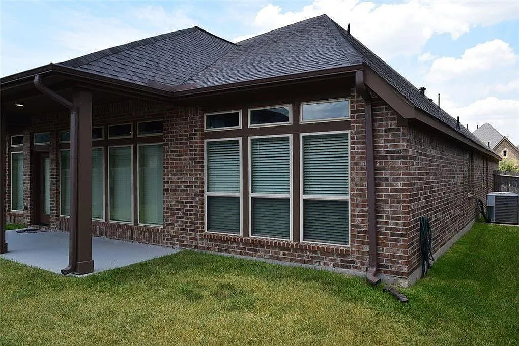 3 bed, 3.0 bath, 2375 sqft, $2,650 — Photo 4