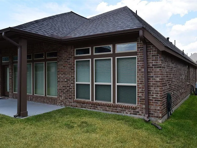 2911 Naples Park Ln — Photo 4