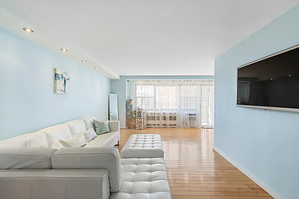 Sold by Thomas Lipovetsky, LREB | media 1