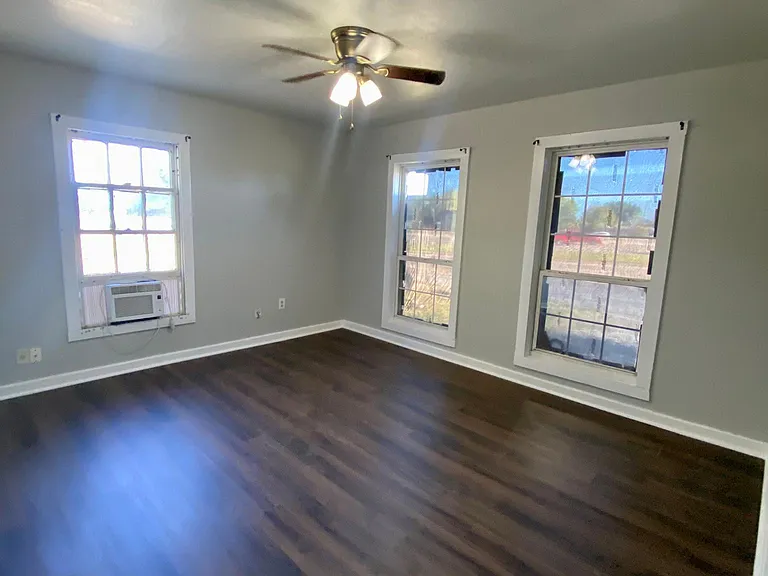 2211 Bagby Ave — Photo 6