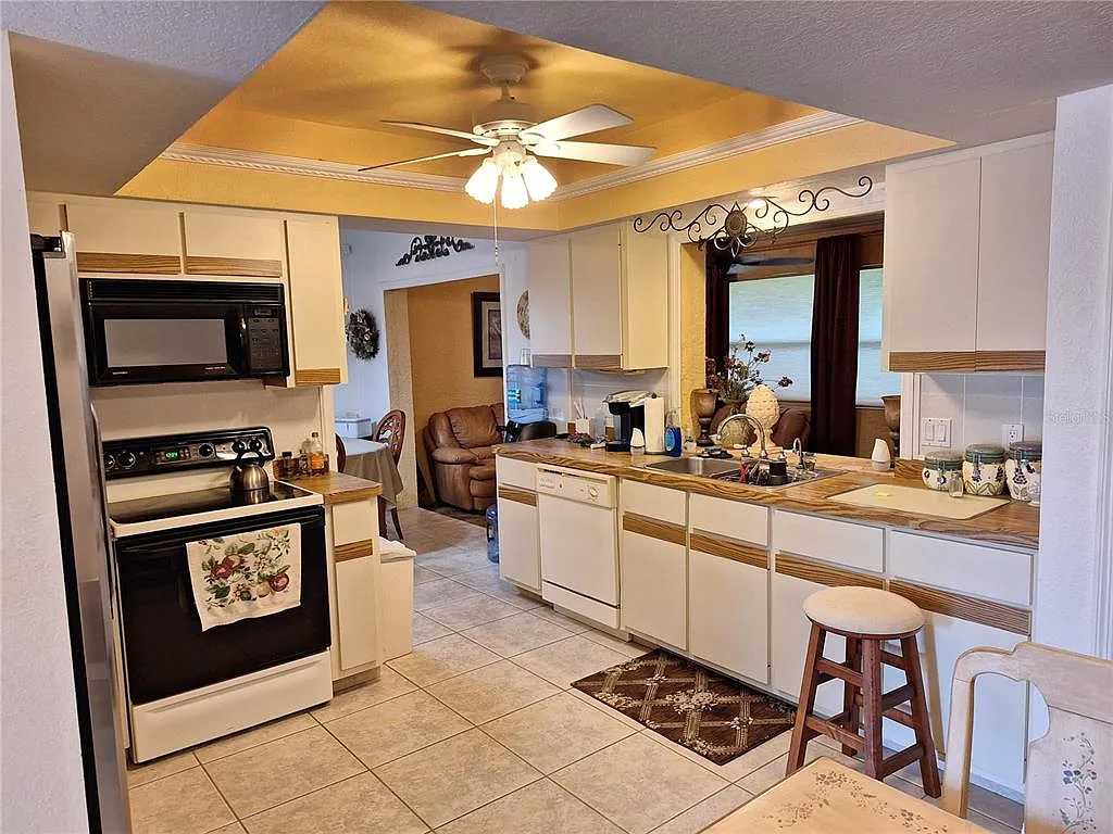 3 bed, 2.0 bath, 1337 sqft, $2,400 — Photo 4