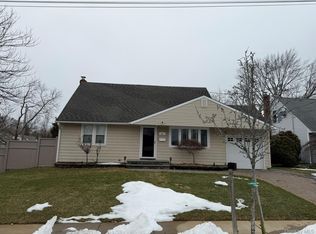 32 Montana Court, Syosset, NY 11791