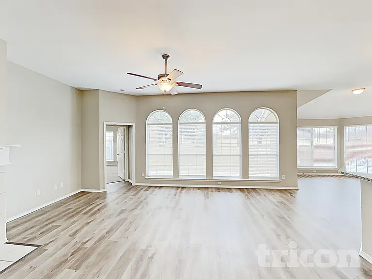1013 Kingsley Dr — Photo 3